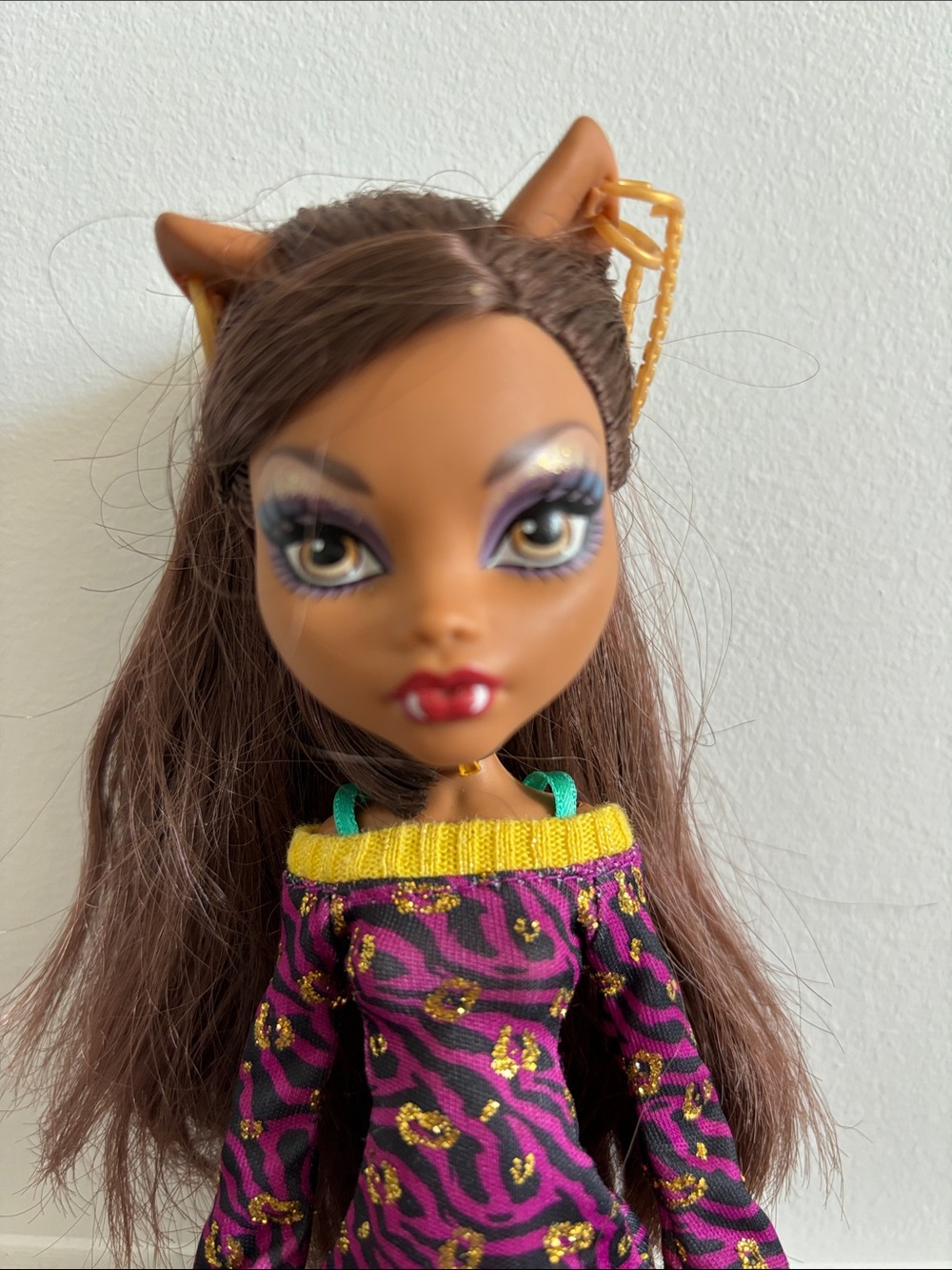 Monster High School’s Out 2011 Clawdeen Wolf Doll with Diary - Picture 3 of 11